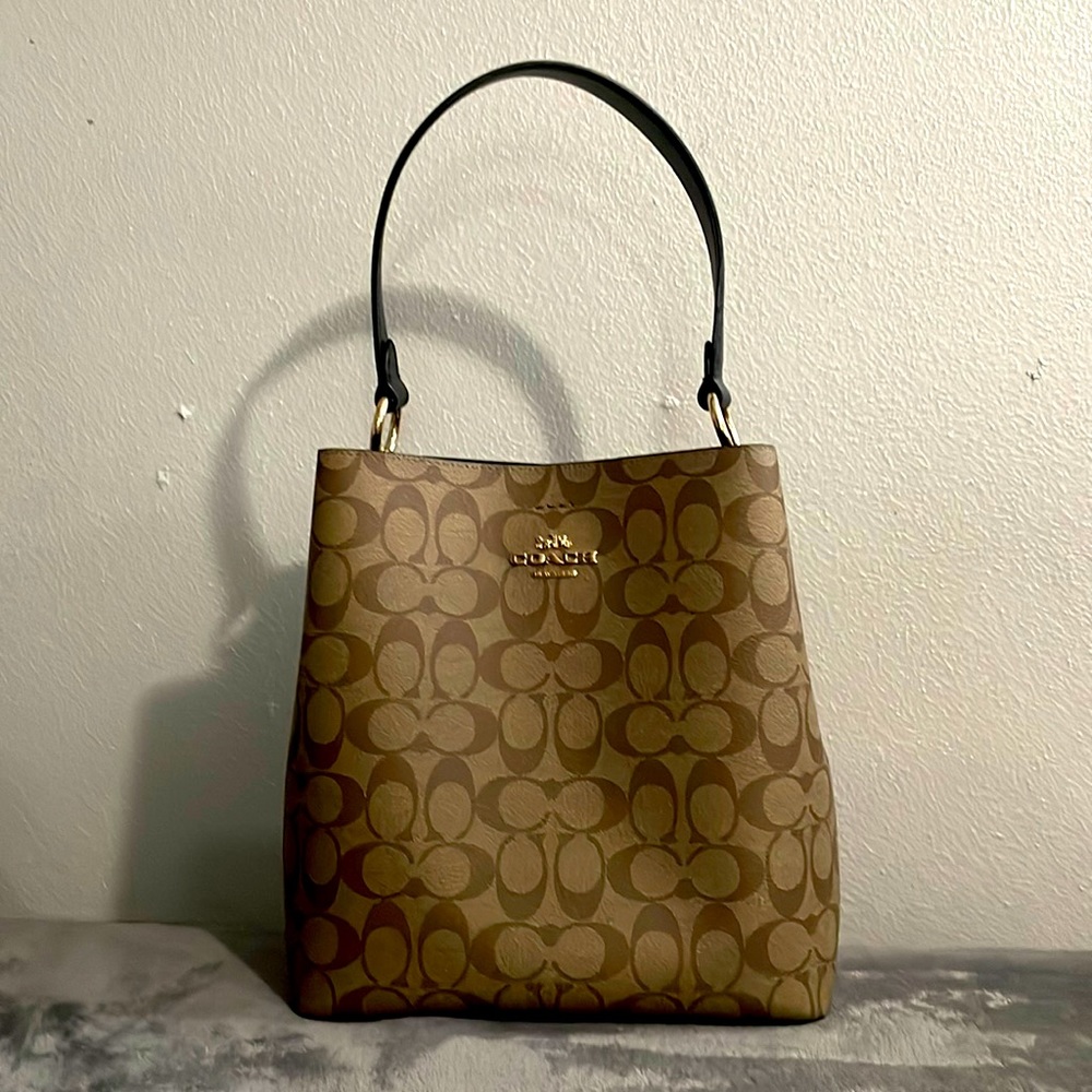 Coach
10 1/4" (L) x 10" (H) x 5" (W)
Tan and black in color